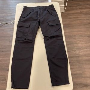 Levi pants so many pockets. Straight fit